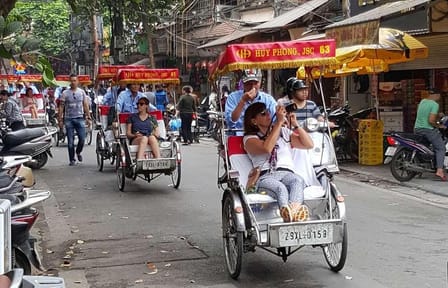 (5 Hours) 3 in 1 Special Tour: Cyclo, Street Food Tour & Foot Spa