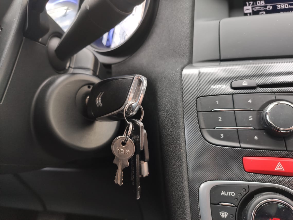 Private One-way Transfer Bucharest Airport to Hotel or vice versa 4