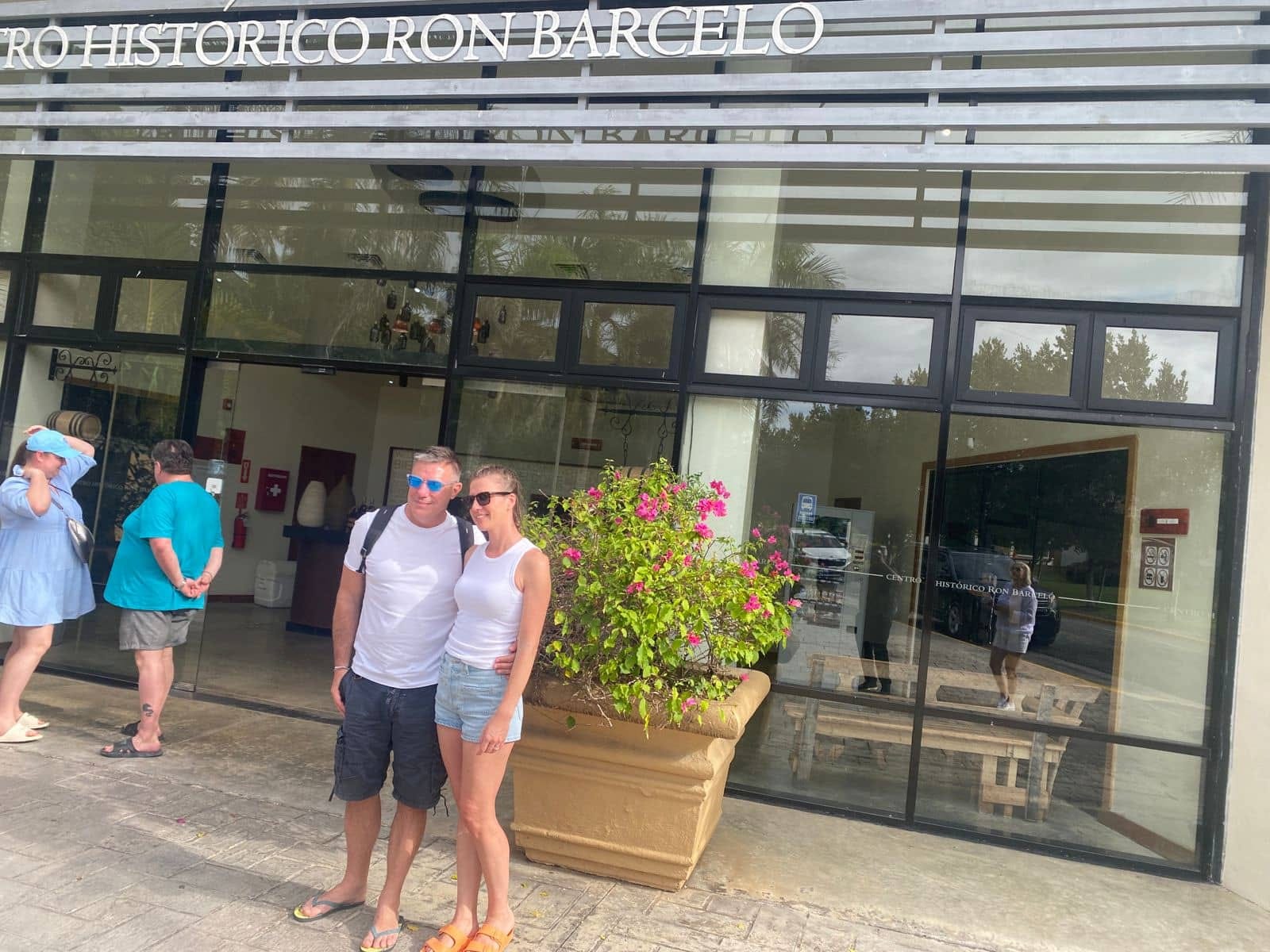 Couple of visitors in front of the entrance to the Ron Barceló Historic Center in San Pedro de Macorís.