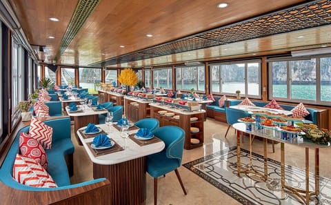 Luxury Full-Day Cruise and Adventure in Halong Bay from Hanoi