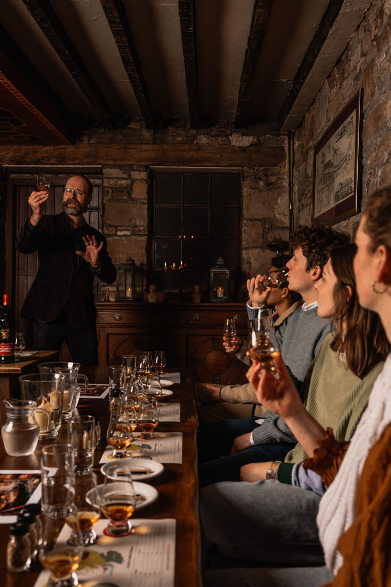 Small-Group History of Whisky Tour & Tasting in Edinburgh