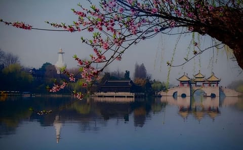 Night Tour of Slender West Lake in Yangzhou