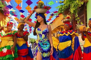 Cultural Walking Tour of Cartagena with Bourdain-Inspired Lunch