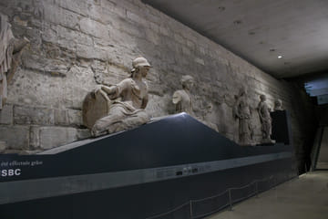 Louvre Museum Tour: Uncover Murders and Mysteries