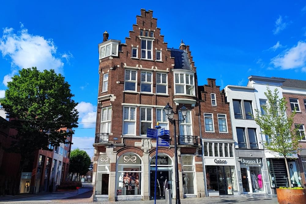 Photo taken during the outdoor detective tour at the Markt in Den Bosch.