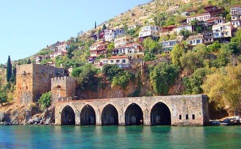 Alanya Grand Pirate Boat Tour with Lunch and Drinks