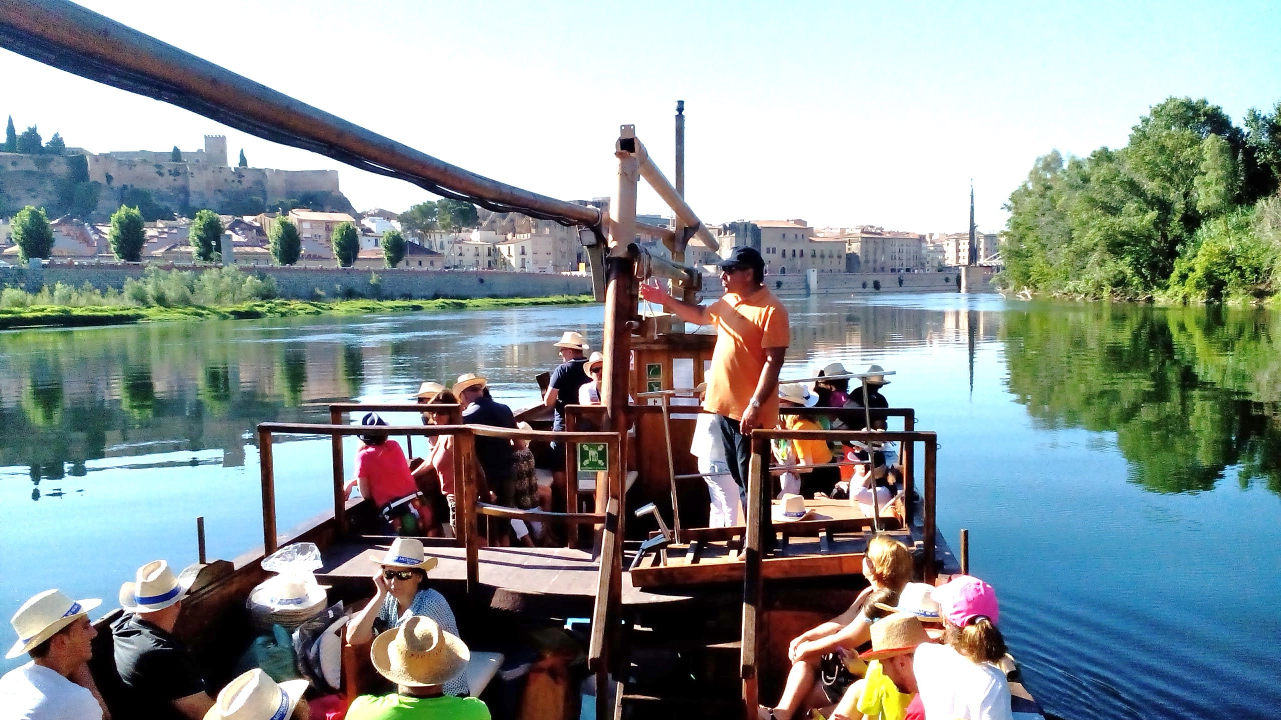 Fachada monumental de Tortosa desde el río Ebro 
