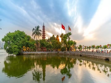 Hanoi City: War History, Train Street & Street Food Tour