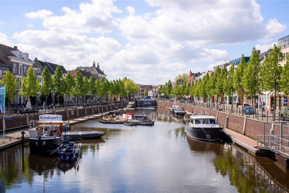 Early morning light at Nieuwe Mark along the route of the self-guided city game City Detective in Breda.