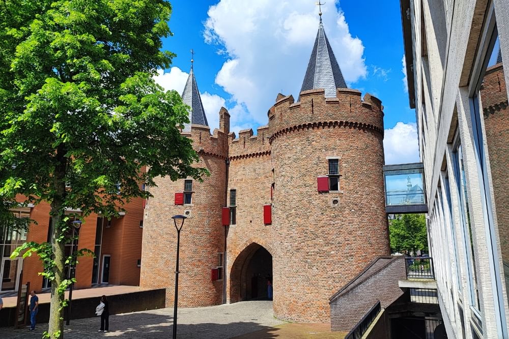 Street view of the Sabelpoort during the outdoor detective tour in Arnhem.