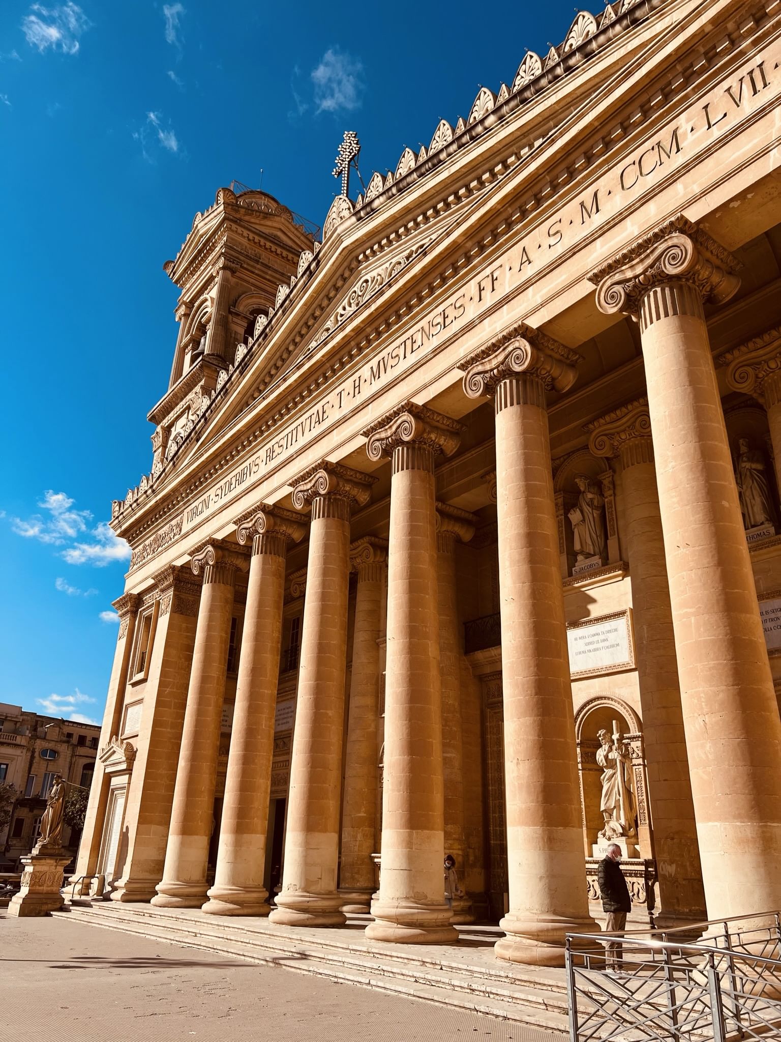 Mosta Rotunda based on the Pantheon in Rome