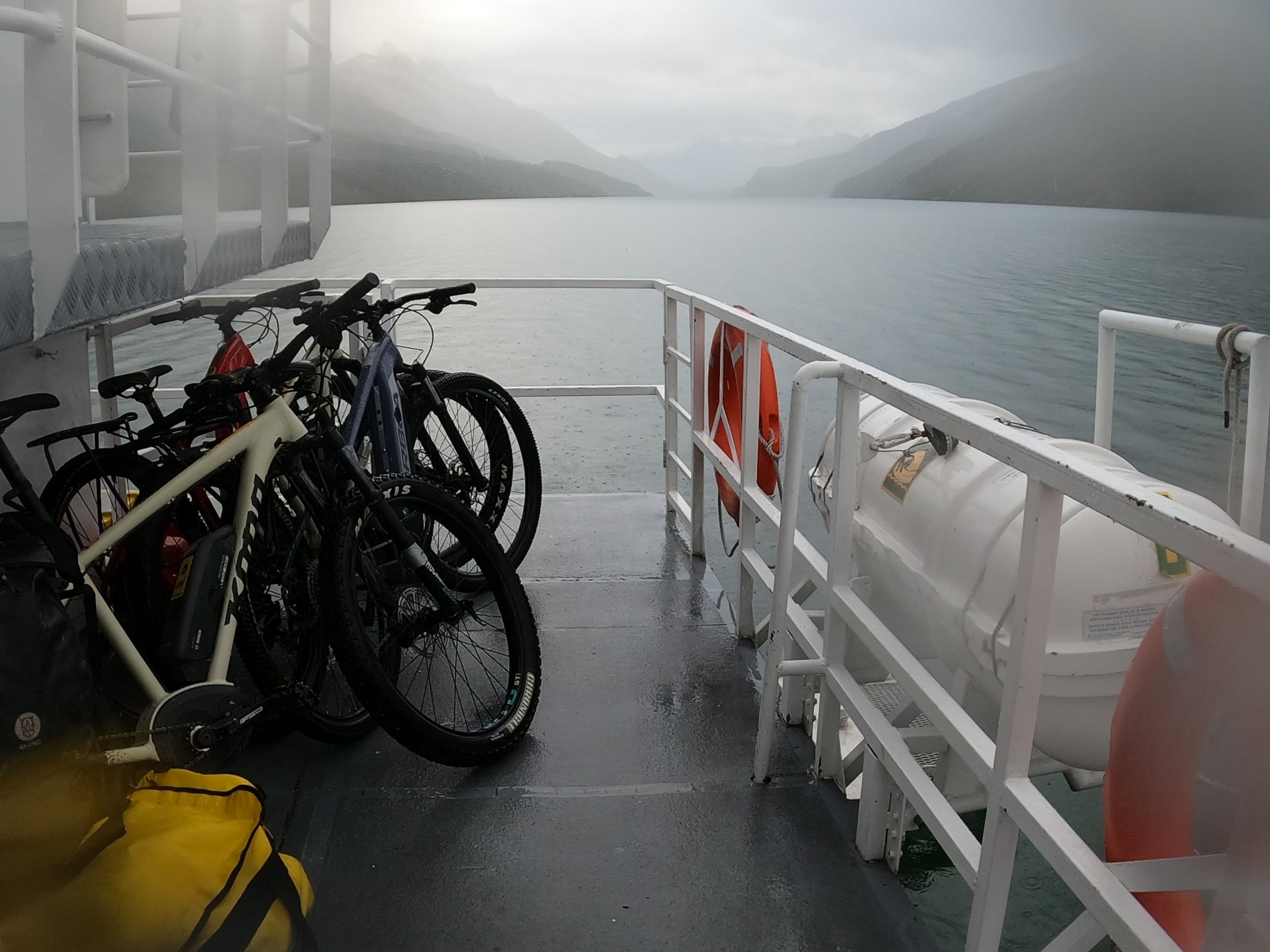 Viajando con nuestras eBikes a través del Lago del desierto, Argentina en el fabuloso catamarán de exploradores