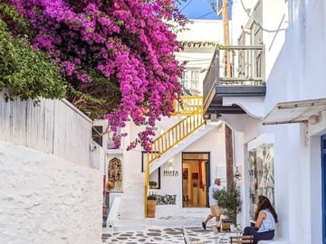 Small Group Walking Tour of Mykonos Town with Port Pickup