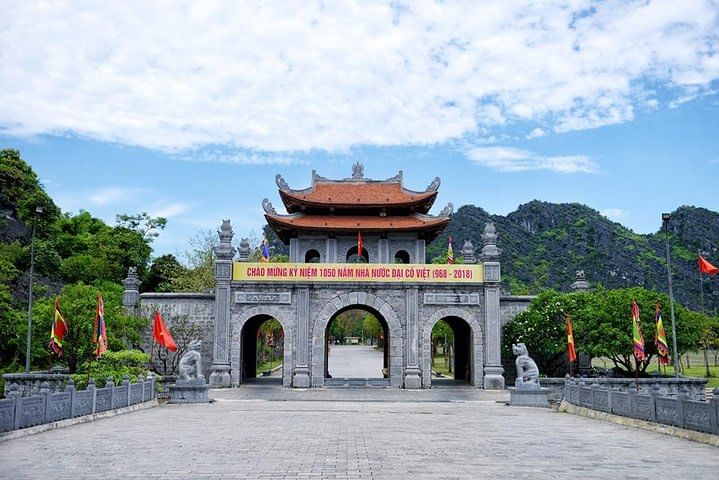 Ninh Binh Daily Tour: Hoa Lu- Am Tien Cave - Tam Coc- Bike - Bich Dong pagoda