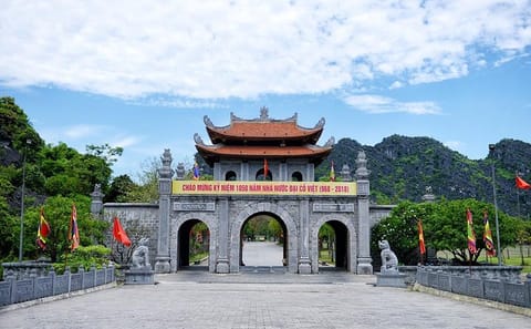 Ninh Binh Day Tour: Hoa Lu, Tam Coc, Biking, and Bich Dong
