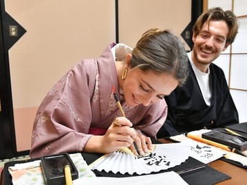 Calligraphy is deeply imbued with the aesthetic sensibilities of Japanese culture. Before picking up a brush, you will change into traditional Japanese clothing such as a kimono.