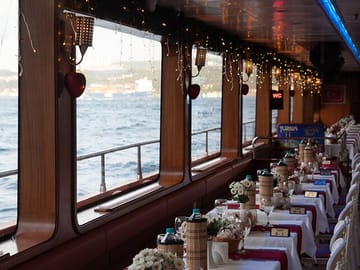 Bosphorus Dinner Cruise with Turkish Entertainment in Istanbul