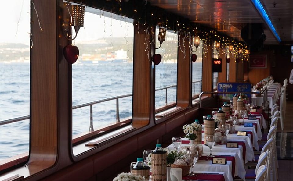 Bosphorus Dinner Cruise with Turkish Entertainment in Istanbul