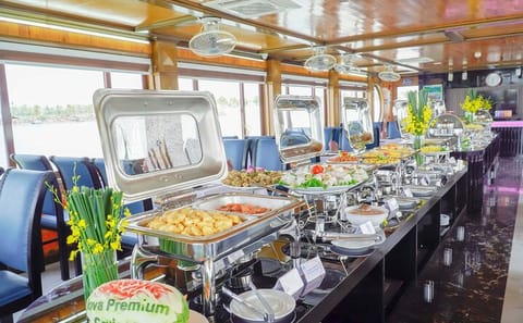 Day Trip to Halong Bay with Cruise, Kayaking, and Lunch