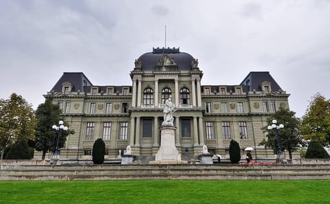 Guided Walking Tour of Lausanne's Castle and Cathedral