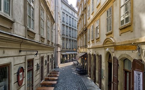 Vienna Old Town Walking Tour: Explore History and Architecture