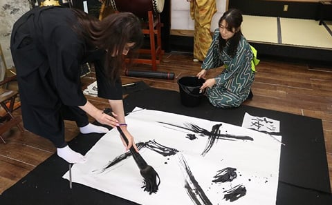 Samurai Calligraphy Experience in Osaka: Final Brushstrokes