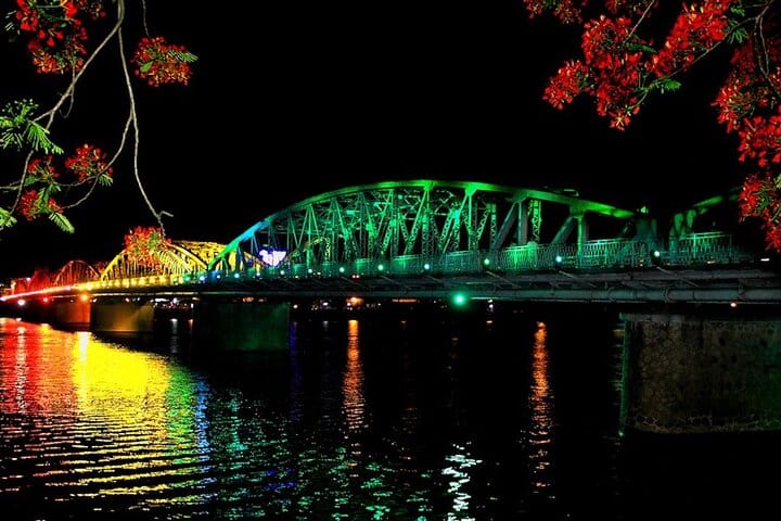 HUE NIGHT DRAGON BOAT CRUISE EXPERIENCE 5