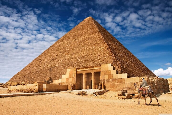 Private tour to Giza Pyramids and Dinner Nile Cruise 3