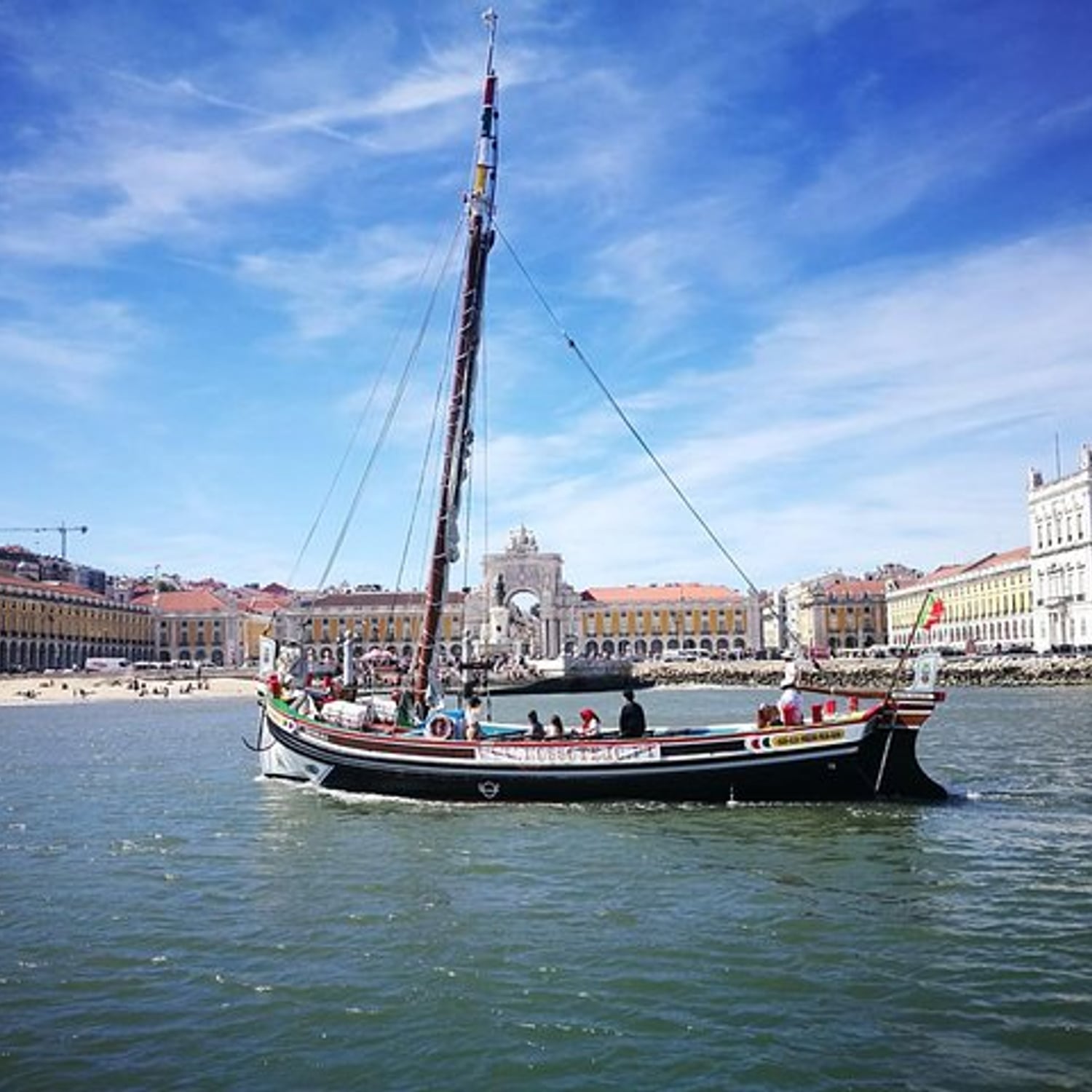 Lisboa de barco tradicional com guia