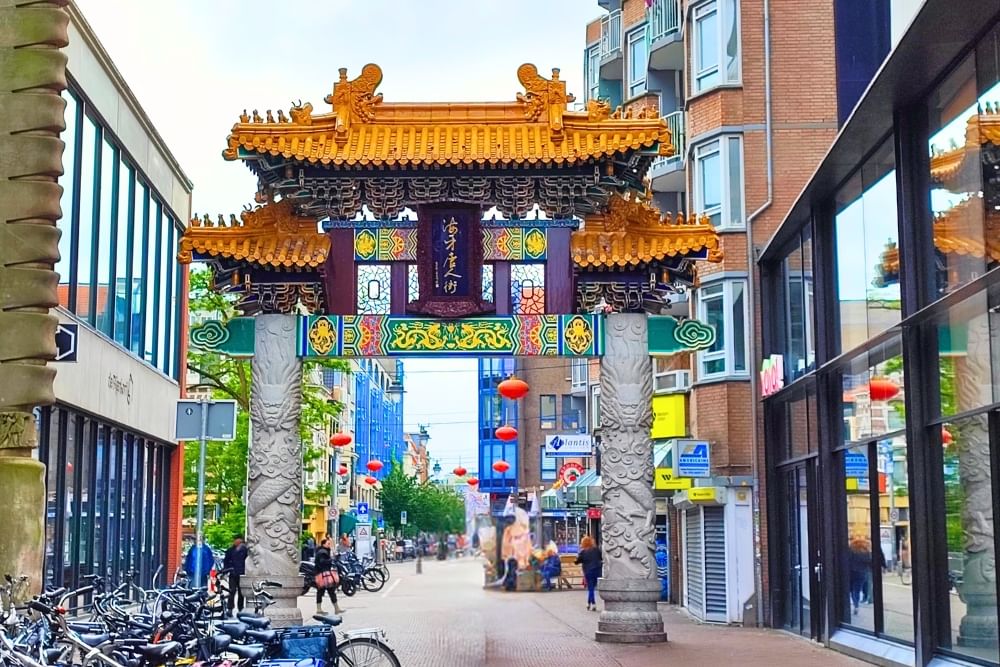 Close-up of Chinese Gate at Wagenstraat along the route of the The Hague scavenger hunt City Detective.