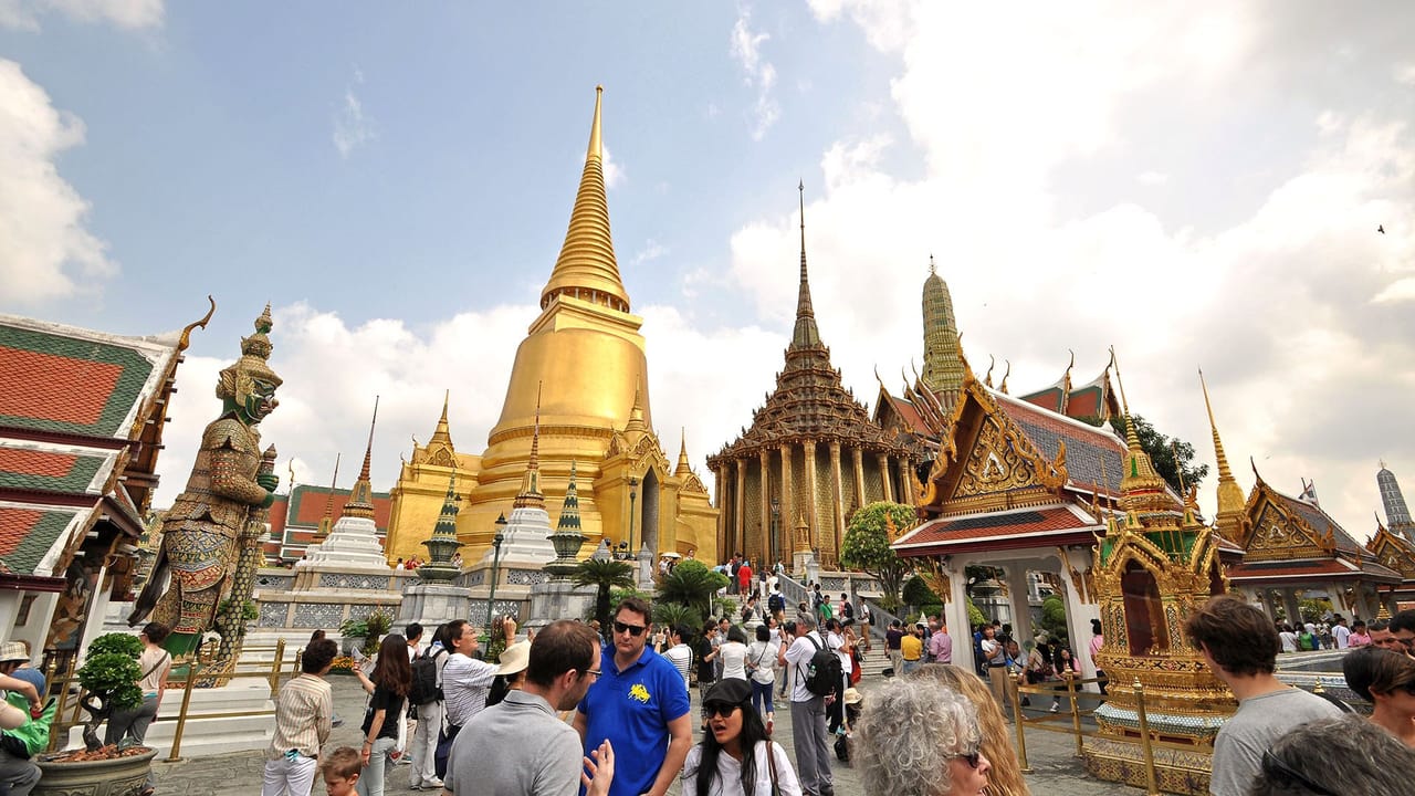Exclusive Guided Tour: Grand Palace, Emerald Buddha & Reclining Buddha 4