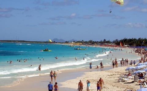 Explore Three Local Beaches in St. Maarten with Lunch
