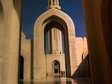 Evening Bus Tour of Muscat's Highlights and Mutrah Souq