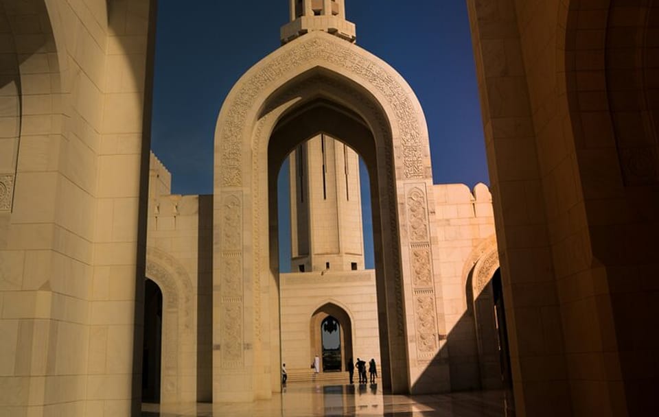Evening Bus Tour of Muscat's Highlights and Mutrah Souq