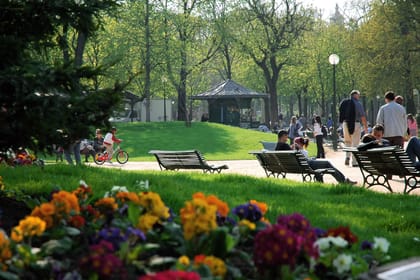 Stroll in the Champs-Elysées Gardens