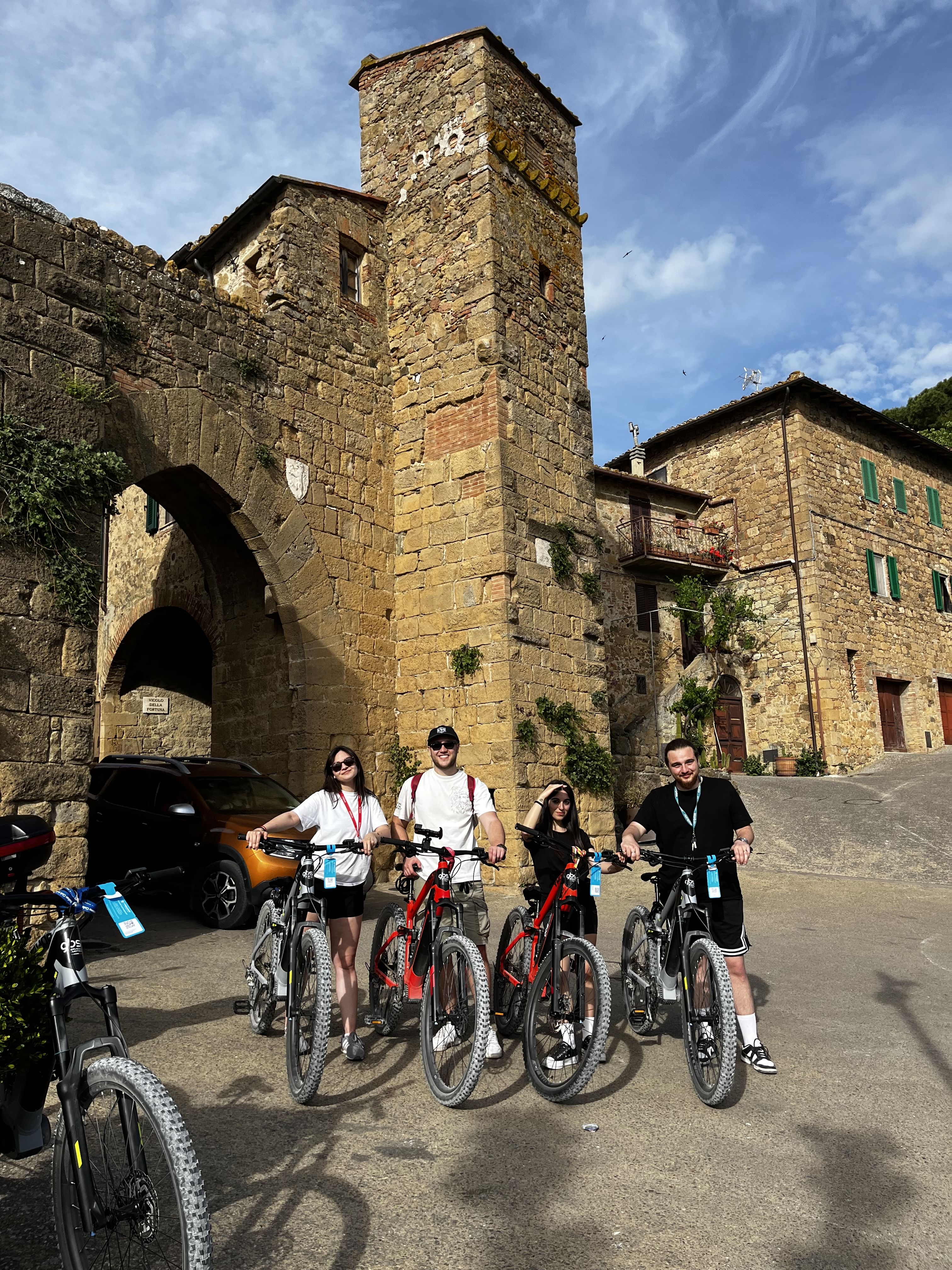 E-Bike Tour of Montepulciano's Vineyards and Historic Villages